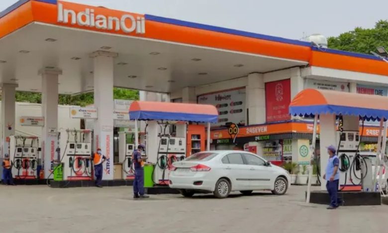 Delhi petrol diesel ban notice at fuel station.