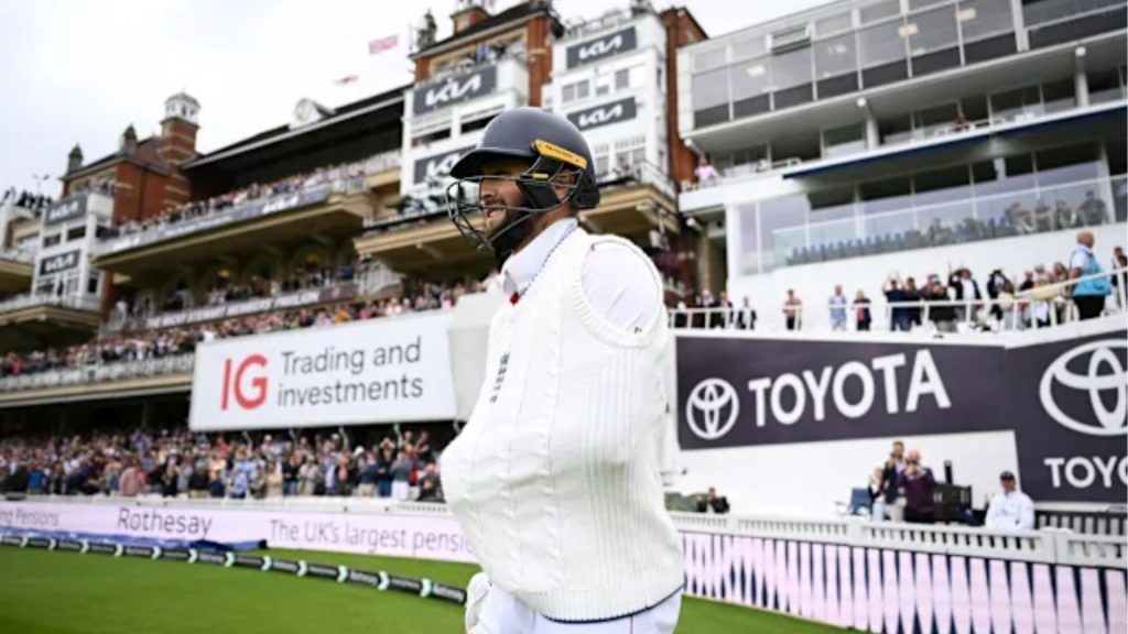 Chris Woakes bats left-handed with a dislocated shoulder